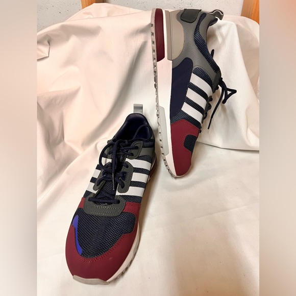 Men’s Adidas Sneaker, size 11. - Picture 2 of 14